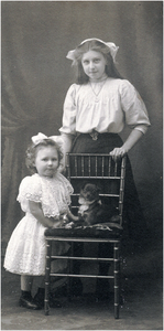 181134 Marie-Louise Smitz met hondje en Louisa Petronella Michaella Henrica Maria Coovels (Louise), 1900 - 1910