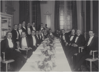 181179 Studentendiner met zittend 3e van rechts Gerardus Josephus Johannes Marie Coovels (Gerard), 1900 - 1915