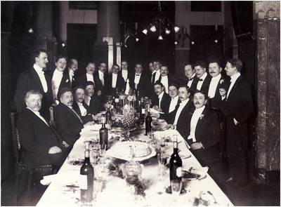 181180 Studentendiner met staande 2e van rechts Gerardus Josephus Johannes Marie Coovels (Gerard), 1900 - 1910