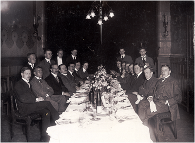 181185 Studentendiner met 4e van links zittend Gerardus Josephus Johannes Marie Coovels (Gerard), 1902 - 1912
