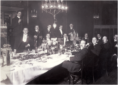 181194 Studentendiner met staande 4e van links Gerardus Josephus Johannes Marie Coovels (Gerard), 1903 - 1913