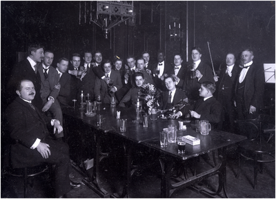 181199 Studentenfeest met zittend links Gerardus Josephus Johannes Marie Coovels (Gerard), 1905 - 1915