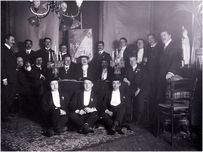 181202 Studenten met zittend voor het vaandel Gerardus Josephus Johannes Marie Coovels (Gerard), 1902 - 1912