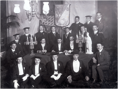 181205 Studenten met zittend rechts Gerardus Josephus Johannes Marie Coovels (Gerard), 1900 - 1910