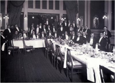 181212 Studentendiner met staande 4e van rechts Gerardus Josephus Johannes Marie Coovels (Gerard), 1905 - 1915