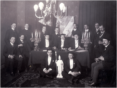 181217 Studentenvereniging HERA met uiterst rechts zittend Gerardus Josephus Johannes Marie Coovels (Gerard), 1903 - 1913