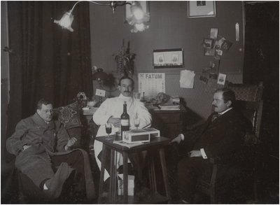 181220 Drie heren rond tafel. Rechts Gerardus Josephus Johannes Marie Coovels (Gerard), 1902 - 1912
