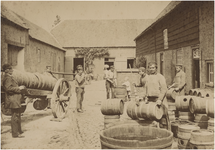 181247 Het verzorgen van de biervaten door het personeel van de bierbrouwerij van Sopers-Smits met links Josephus ...