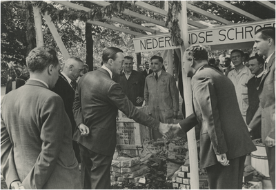 181249 Industrietentoonstelling met o.a. prins Bernhard en de burgemeester, 07-09-1949