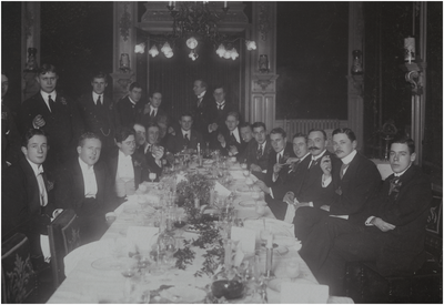 181259 Studentendiner met zittend 4e van links Gerard Coovels, 1903 - 1913
