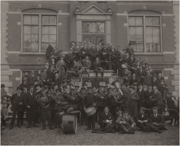 181272 Studenten met Fanfare. Staande 2e rij, 4e van rechts met regenjas Gerard Coovels, 1913 - 1923
