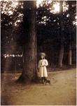 181346 Louisa Petronella Michaella Henrica Maria Coovels, met hond in een bos, z.j.