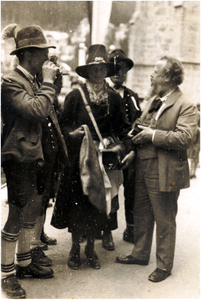 181397 Thomas von Dreger (rechts) in gesprek met diverse personen in Tiroler-klederdracht, z.j.