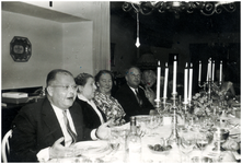 181418 Diner met uiterst links Arnoud Franciscus Gerardus Maria van Thiel Jr, 1950 - 1960