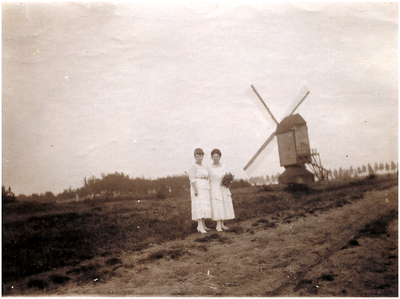 181468 Louise Coovels (links) en Paula Coovels, staande bij een Molen, 1923 - 1933