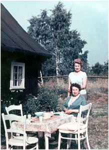 181512 Twee dames in Lucâry (Riesengebirge), 1963
