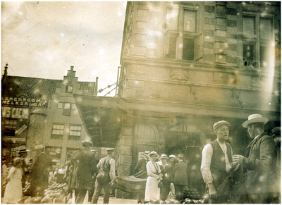 181514 Kaasmarkt met centraal v.l.n.r.: Constance (Lucie) en Marthe Scheyvaerts en/of Emilie en Adèle de Charro, 1913