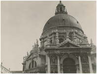 181526 Santa Maria della Salute kerk gevel en de koepel in Venetie, 1925