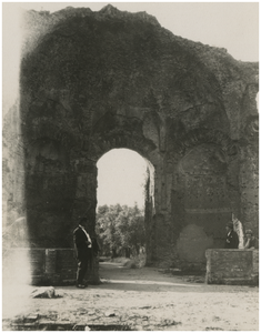 181538 Vakantie in Tivoli met Paula Coovels (rechts), 1925