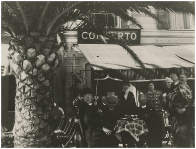181544 Het vieren van vakantie in Rappollo met Paula Coovels met de lichte hoed, 1925