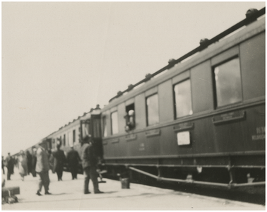 181545 Het vertrekken of aankomen van de trein op het treinstation in Bologna, 1925