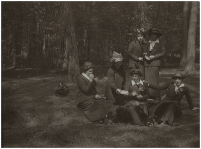 181556 Fotoalbum 3 bestaande uit 95 foto's -11. Zes dames in een bos. Achter v.l.n.r. Paula Coovels en Louise Coovels. ...