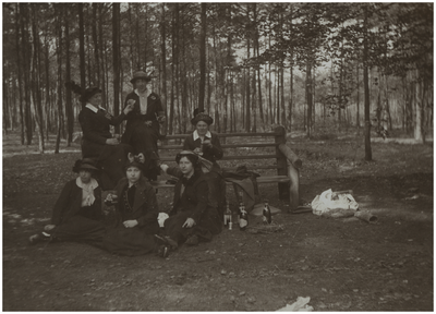 181557 Fotoalbum 3 bestaande uit 95 foto's -12. Zes dames in een bos met voor in het midden Louise Coovels en rechts ...