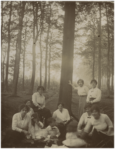 181570 Fotoalbum 3 bestaande uit 95 foto's -25. Picknick met v.l.n.r. NN, Paula Coovels, Louise van Thiel, NN, Dirk van ...