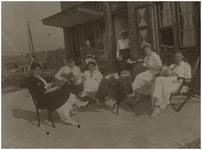 181587 Fotoalbum 3 bestaande uit 95 foto's -42. Het drinken van thee op een terras met 2e van rechts Louise Coovels en ...