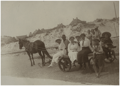 181609 Fotoalbum 3 bestaande uit 95 foto's -64. Het rijden met paard en kar. Op de paardenwagen o.a. Louise Coovels, ...