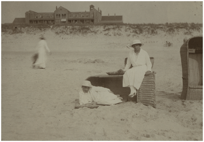 181617 Fotoalbum 3 bestaande uit 95 foto's -72. Het zonnen op het strand bij een omgevallen strandstoel door Marthe ...