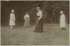 181621 Fotoalbum 3 bestaande uit 95 foto's -76. Het spelen van croquet door v.l.n.r. Louise Coovels, Clara Delen, ...