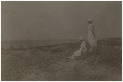 181630 Fotoalbum 3 bestaande uit 95 foto's -85. Twee onbekende dames in de duinen aan zee, z.j.