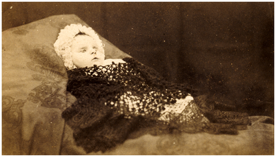 181660 Fotoalbum 4 bestaande uit 93 foto's -20. het opbaren van baby Gerardus Josephus Johannes Maria Coovels, 16-10-1881