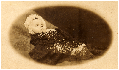 181726 Fotoalbum 4 bestaande uit 93 foto's -85. het opbaren van baby Gerardus Josephus Johannes Maria Coovels, 16-10-1881