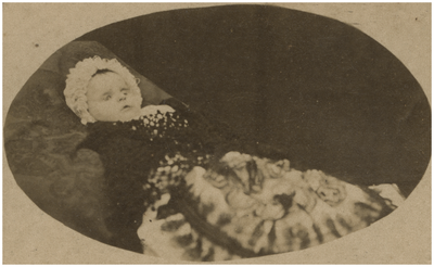 181738 Fotoalbum 2 bestaande uit 39 foto's -4. het opbaren van baby Gerardus Josephus Johannes Maria Coovels, ...