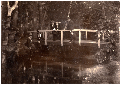 181771 Fotoalbum 6 bestaande uit 95 foto's -1. Zes dames in een bos bij een brug. Met 3e van rechts Paula Coovels en ...