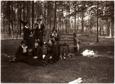 181772 Fotoalbum 6 bestaande uit 95 foto's -2. Zes dames in een bos met voor in het midden Louise Coovels en rechts ...