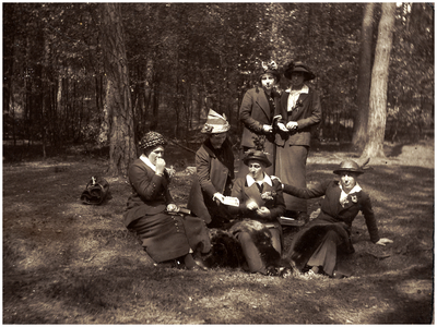 181773 Fotoalbum 6 bestaande uit 95 foto's -3. Zes dames in een bos. Achter v.l.n.r. Paula Coovels en Louise Coovels. ...