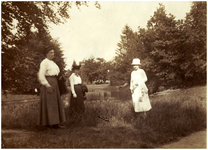 181783 Fotoalbum 6 bestaande uit 95 foto's -13. v.l.n.r. Clara en Margriet Delen en Paula Coovels in een bos, 1918