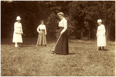 181784 Fotoalbum 6 bestaande uit 95 foto's -14. Het spelen van croquet door v.l.n.r. Louise Coovels, Clara Delen, ...