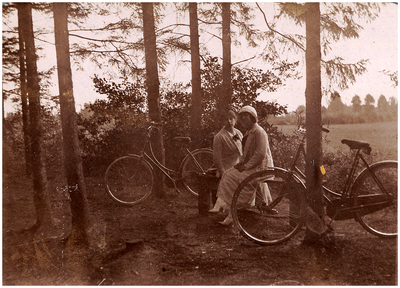181792 Fotoalbum 6 bestaande uit 95 foto's -22. Het rusten tijdens een fietstocht door Louise Coovels (links), 1910 - 1920