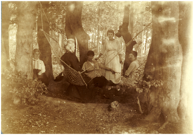 181793 Fotoalbum 6 bestaande uit 95 foto's -23. Samen rond de hangmat in het bos. V.l.n.r.: Pauline Coovels, Maria ...