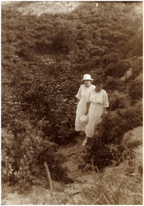181796 Fotoalbum 6 bestaande uit 95 foto's -26. Het wandelen in een bos met rechts Paula Coovels, 1915 - 1925