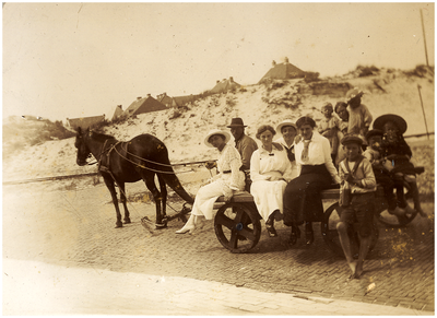 181797 Fotoalbum 6 bestaande uit 95 foto's -29. Het vieren van vakantie. Vakantiegangers rijden met een platte wagen ...
