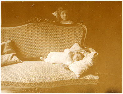 181820 Fotoalbum 6 bestaande uit 95 foto's -52. : Louise van Thiel en op de bank baby Yvonne van Thiel, 1918