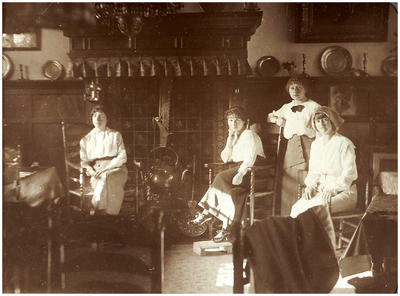 181823 Fotoalbum 6 bestaande uit 95 foto's 55. V.l.n.r. NN, Paula en Louise Coovels, NN. in de keuken, 28-07-1915