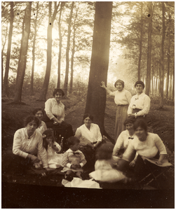 181833 Fotoalbum 6 bestaande uit 95 foto's 65. Picknick met v.l.n.r. Marthe Scheyvaerts, Paula Coovels, Louise van ...