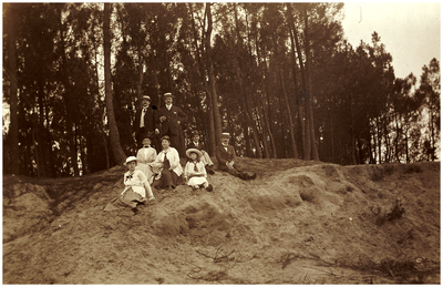 181838 Fotoalbum 6 bestaande uit 95 foto's 70. Het wandelen in het bos met linksvoor Louise Coovels, Henrica van den ...