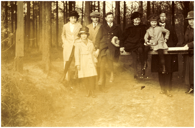 181844 Fotoalbum 6 bestaande uit 95 foto's -76. Het wandelen in een bos met v.l.n.r. 1. Maria Anna Alida van den ...